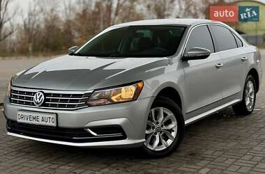 Седан Volkswagen Passat 2016 в Днепре