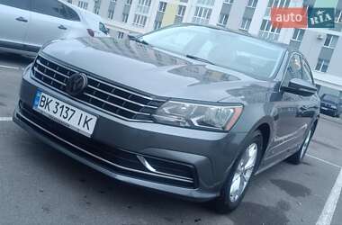 Седан Volkswagen Passat 2017 в Ровно