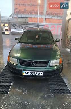 Седан Volkswagen Passat 1997 в Хусте