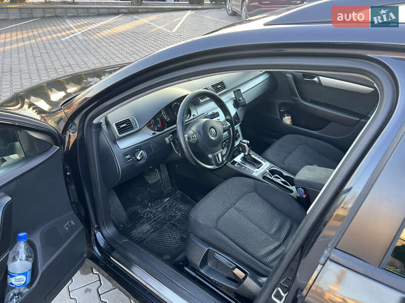 Седан Volkswagen Passat 2011 в Черновцах