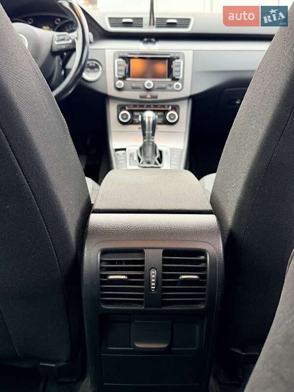 Універсал Volkswagen Passat 2011 в Рівному