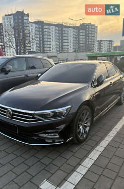 Седан Volkswagen Passat 2019 в Ивано-Франковске