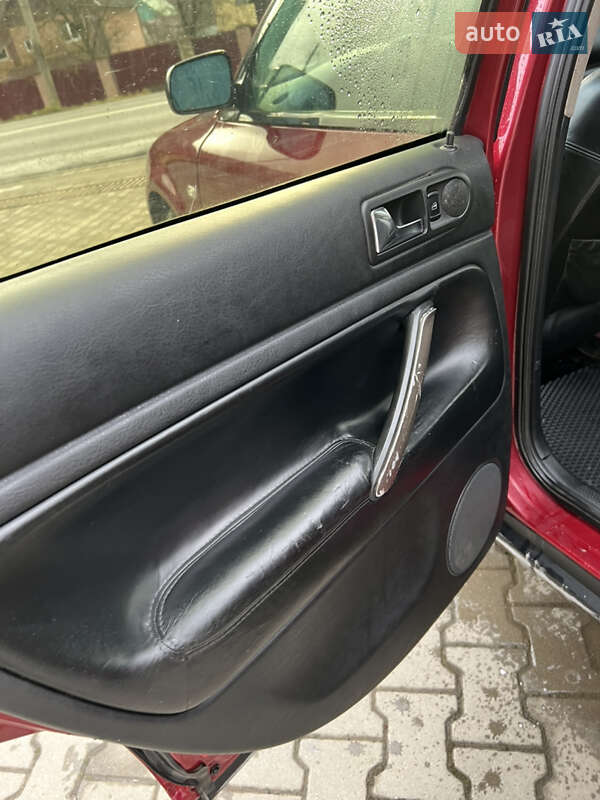 Універсал Volkswagen Passat 1998 в Воловцю