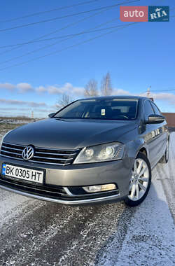 Седан Volkswagen Passat 2012 в Ровно