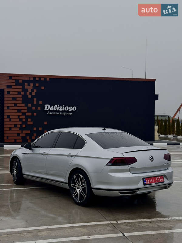 Седан Volkswagen Passat 2015 в Звягелі