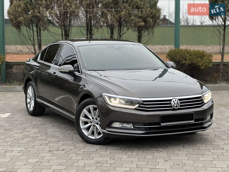 Седан Volkswagen Passat 2015 в Ровно