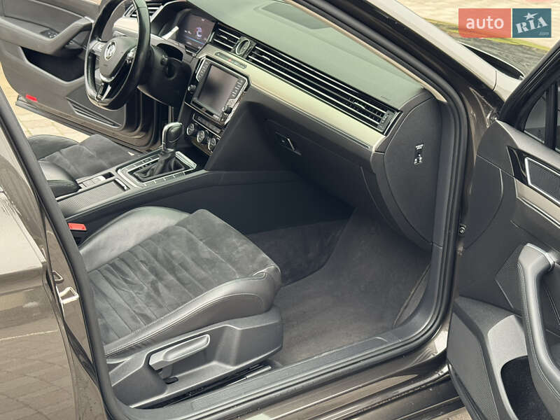 Седан Volkswagen Passat 2015 в Ровно
