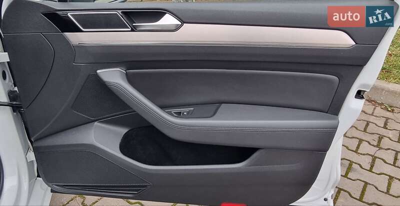 Універсал Volkswagen Passat 2015 в Чернівцях