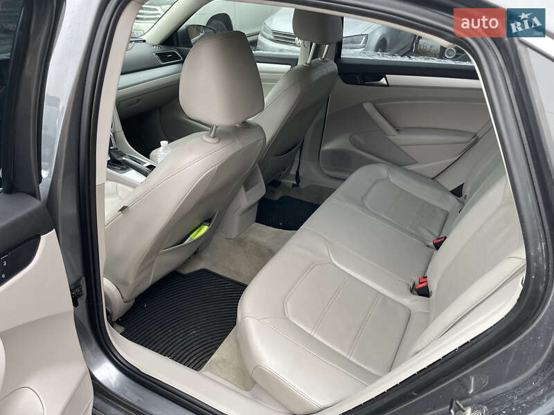 Седан Volkswagen Passat 2012 в Львове