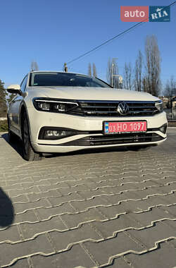 Універсал Volkswagen Passat 2022 в Вараші