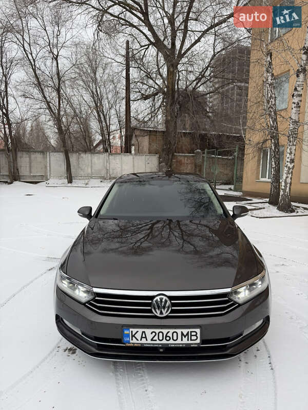 Седан Volkswagen Passat 2015 в Киеве