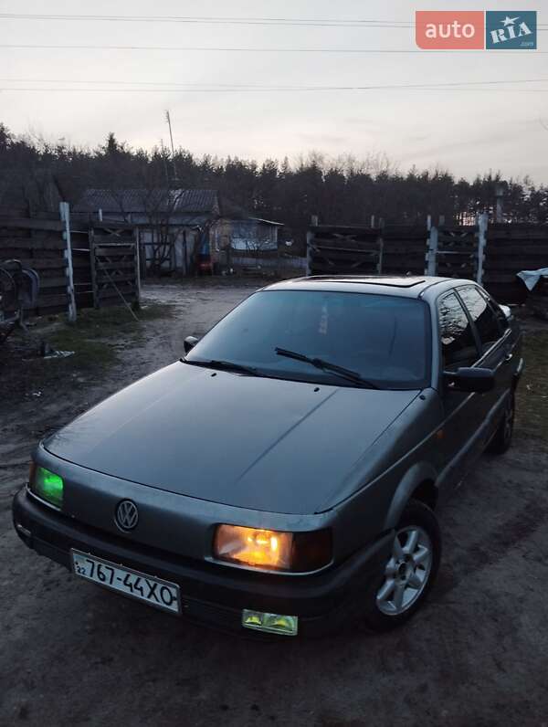 Седан Volkswagen Passat 1991 в Каневі