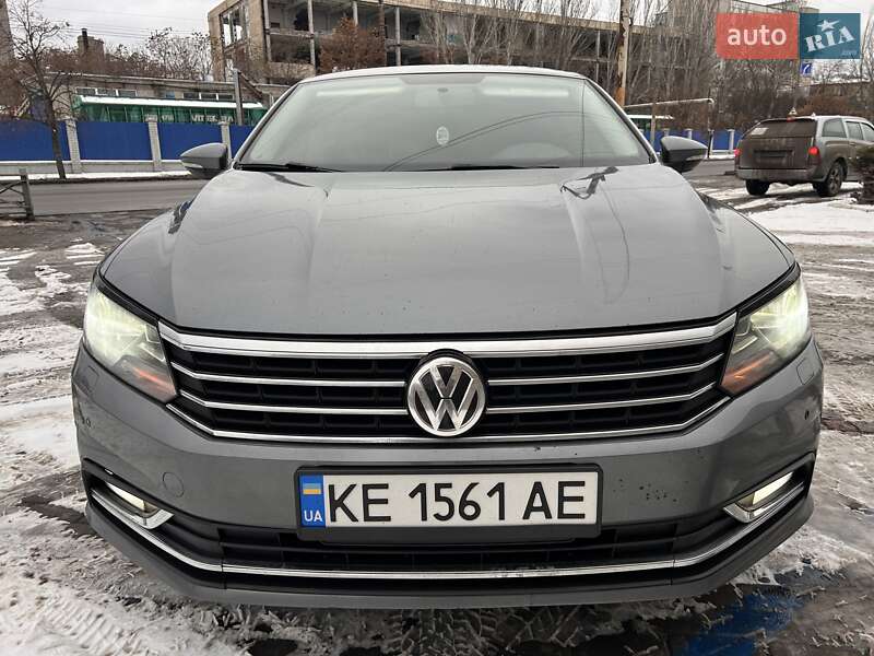 Седан Volkswagen Passat 2017 в Днепре