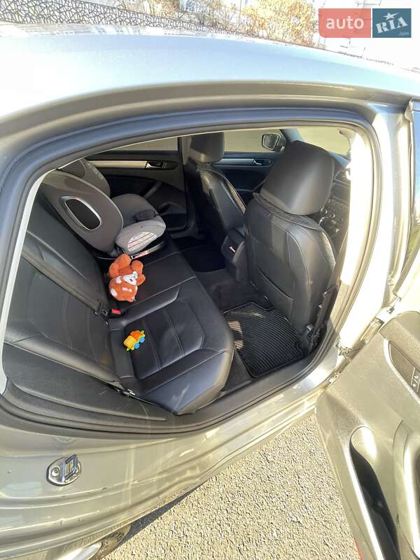 Седан Volkswagen Passat 2013 в Харькове