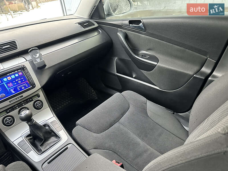 Седан Volkswagen Passat 2006 в Волочиську