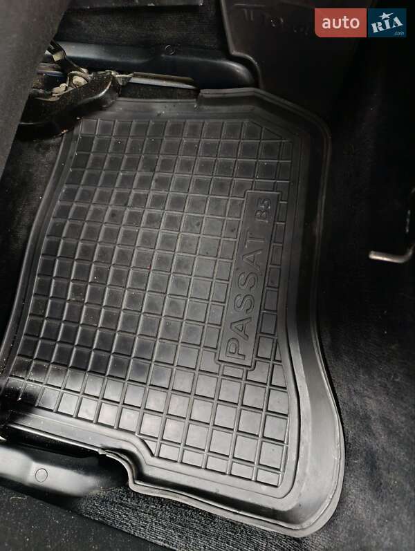 Універсал Volkswagen Passat 1997 в Новояворівську