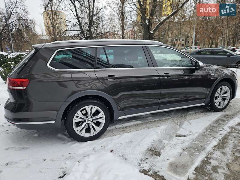 Универсал Volkswagen Passat 2018 в Киеве