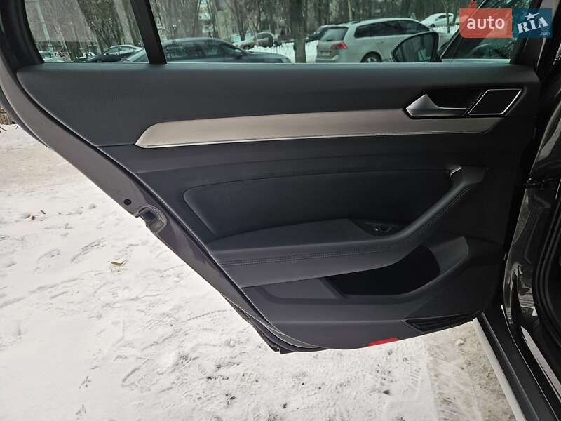 Универсал Volkswagen Passat 2018 в Киеве