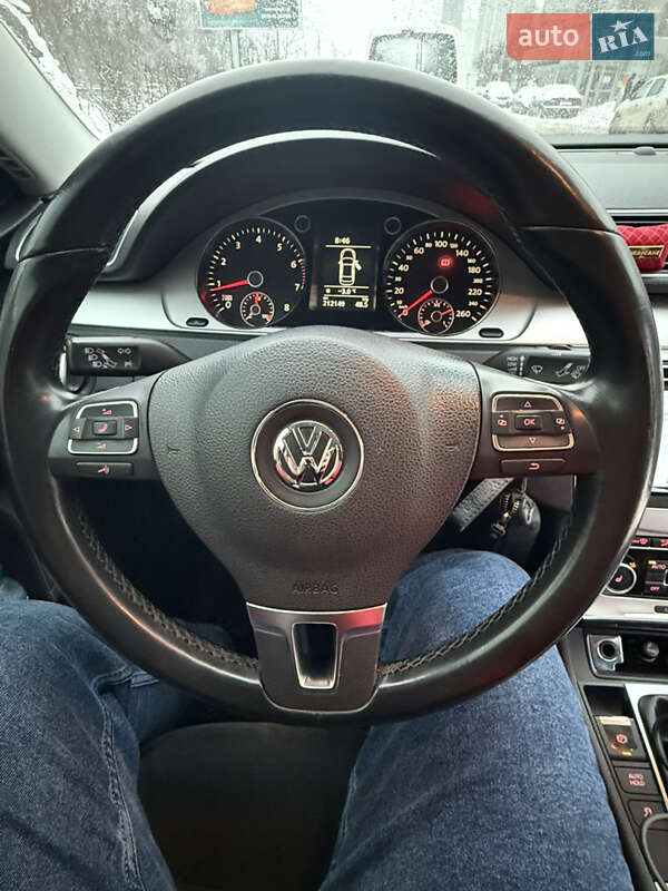 Седан Volkswagen Passat 2011 в Киеве