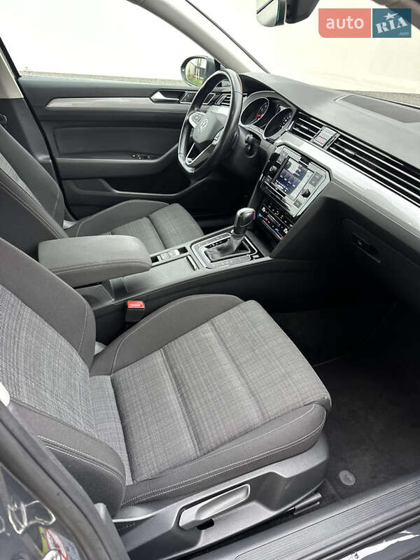 Седан Volkswagen Passat 2020 в Ужгороді
