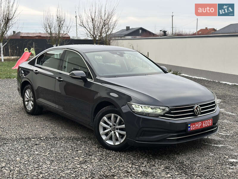 Седан Volkswagen Passat 2020 в Ужгороді