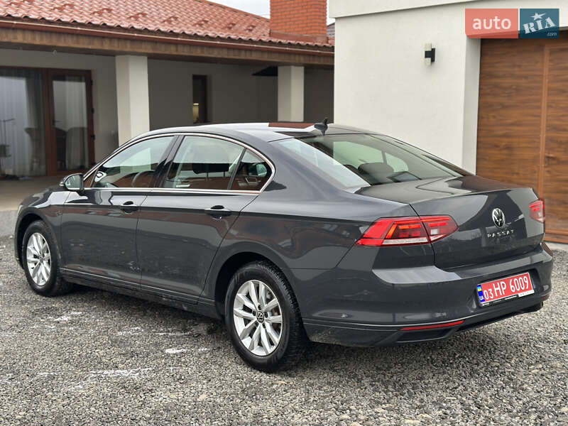 Седан Volkswagen Passat 2020 в Ужгороді