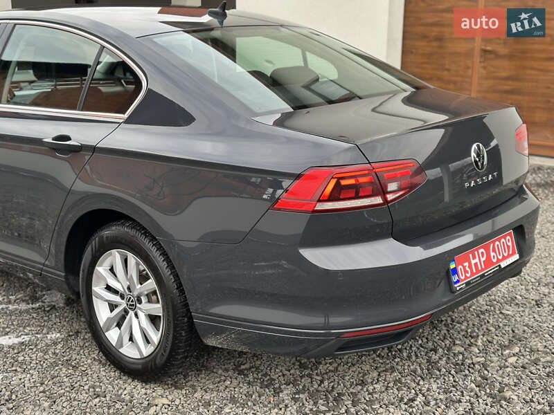 Седан Volkswagen Passat 2020 в Ужгороді