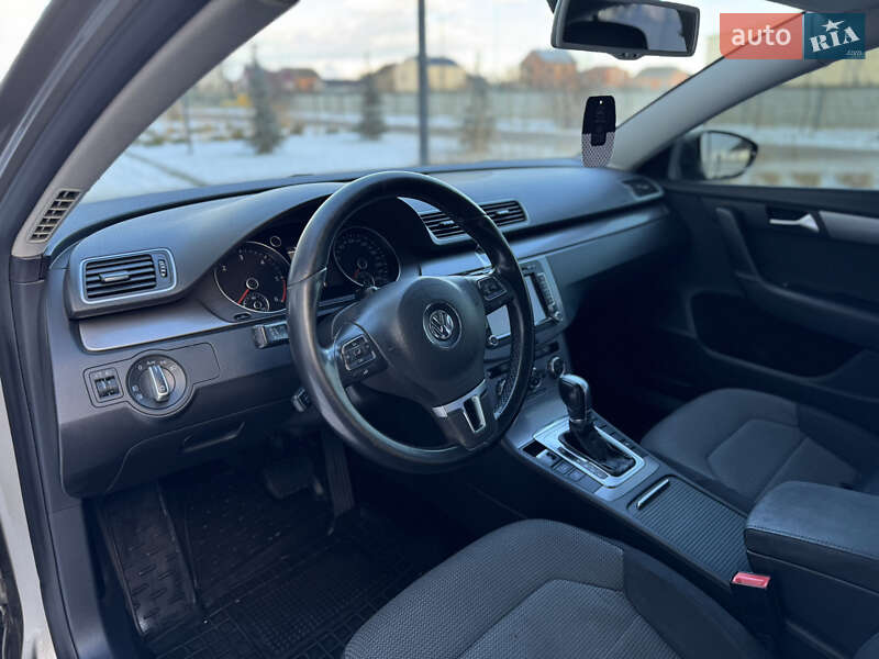 Седан Volkswagen Passat 2012 в Львове