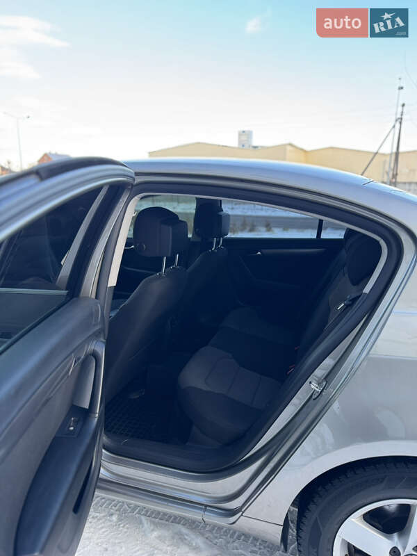 Седан Volkswagen Passat 2012 в Львове