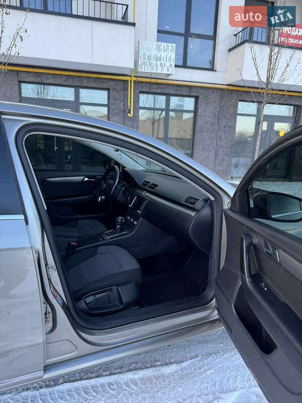 Седан Volkswagen Passat 2012 в Львове