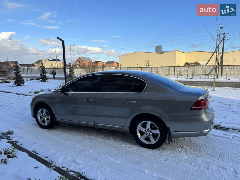 Седан Volkswagen Passat 2012 в Львове