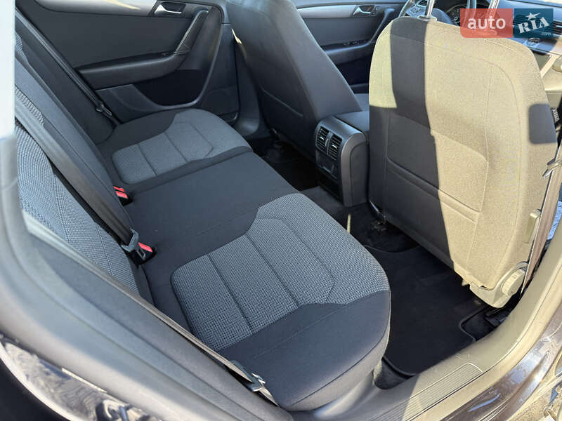 Универсал Volkswagen Passat 2012 в Киеве