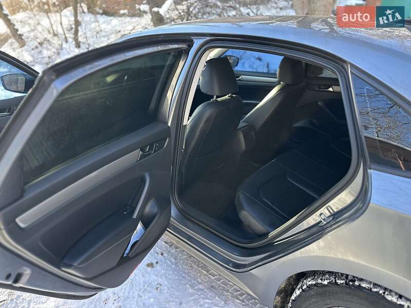 Седан Volkswagen Passat 2014 в Ромнах