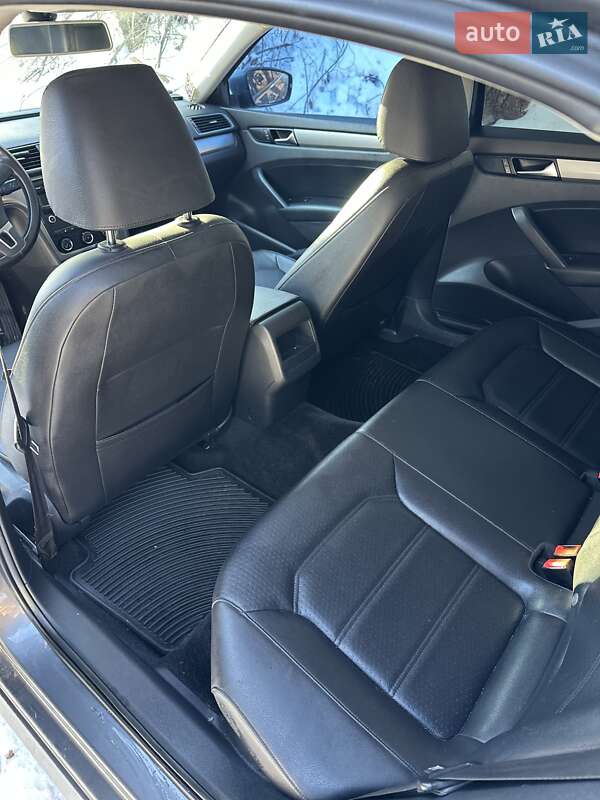 Седан Volkswagen Passat 2014 в Ромнах
