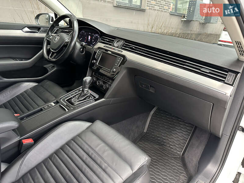 Універсал Volkswagen Passat 2017 в Львові