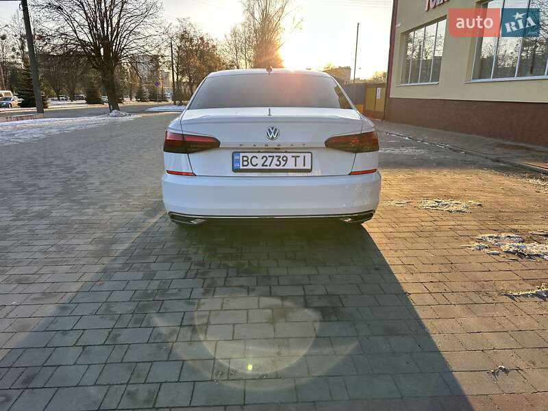 Седан Volkswagen Passat 2020 в Луцке