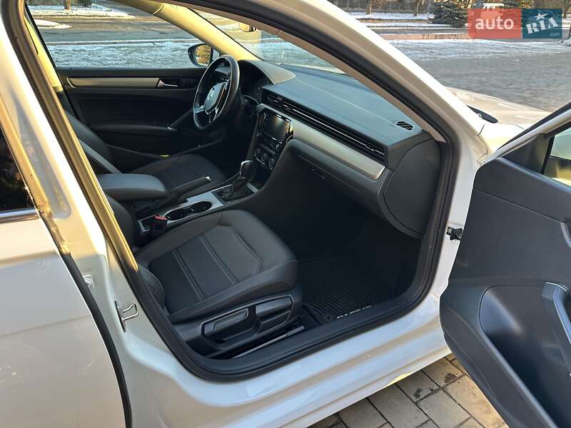 Седан Volkswagen Passat 2020 в Луцке