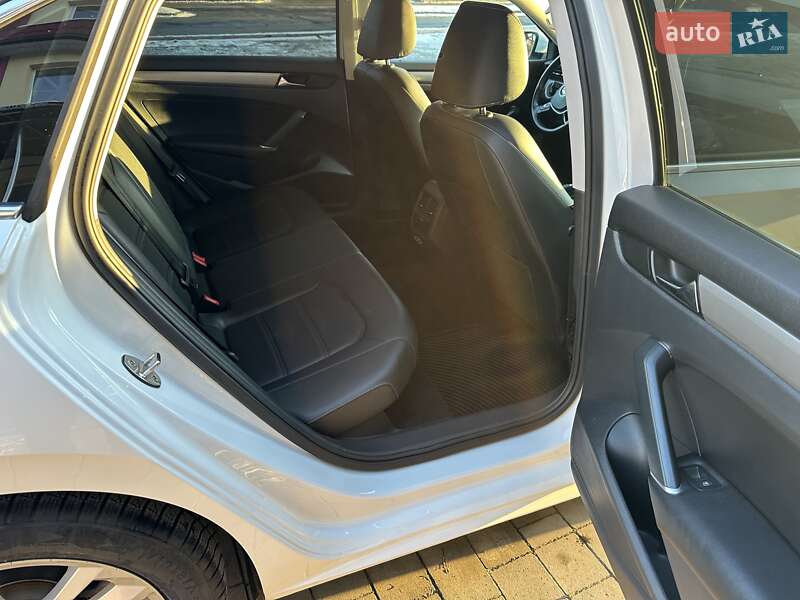 Седан Volkswagen Passat 2020 в Луцке