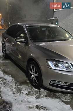 Седан Volkswagen Passat 2013 в Ужгороді