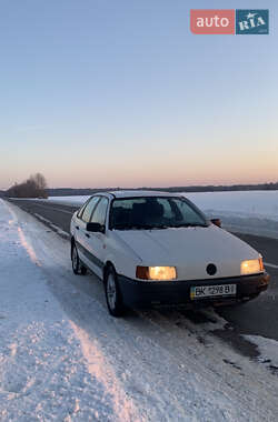 Седан Volkswagen Passat 1992 в Любешові