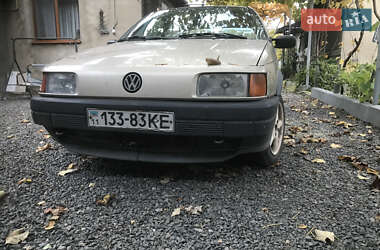 Седан Volkswagen Passat 1988 в Великих Лучках