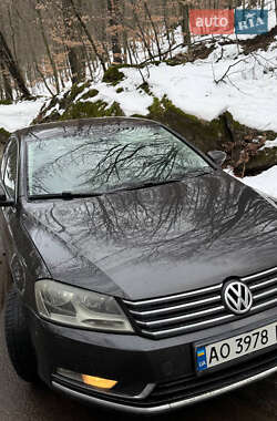 Седан Volkswagen Passat 2011 в Ужгороді