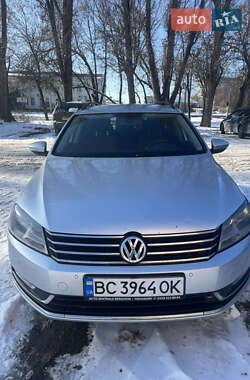 Універсал Volkswagen Passat 2013 в Дніпрі