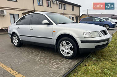 Седан Volkswagen Passat 1998 в Зарічному