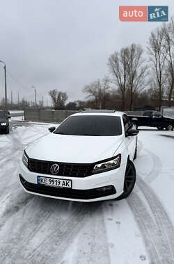 Седан Volkswagen Passat 2017 в Днепре
