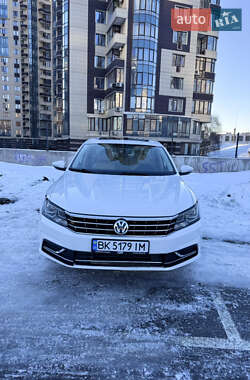 Седан Volkswagen Passat 2016 в Киеве