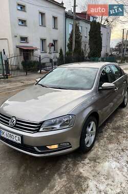 Седан Volkswagen Passat 2014 в Львове