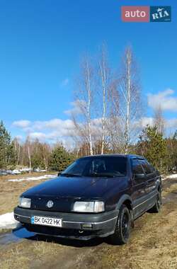 Седан Volkswagen Passat 1988 в Дубровиці