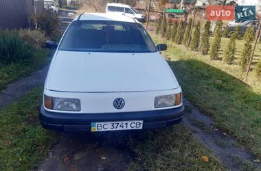 Універсал Volkswagen Passat 1988 в Золочеві
