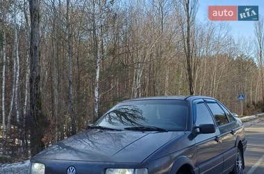 Седан Volkswagen Passat 1988 в Дубровице